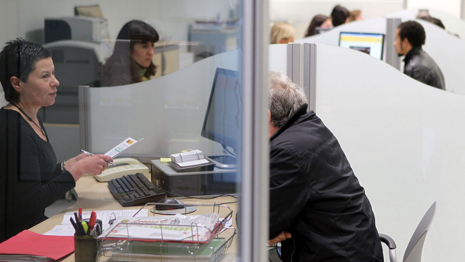 Imagen de archivo de funcionarios atendiendo a varias personas en una oficina del Servicio Vasco de Empleo-Lanbide