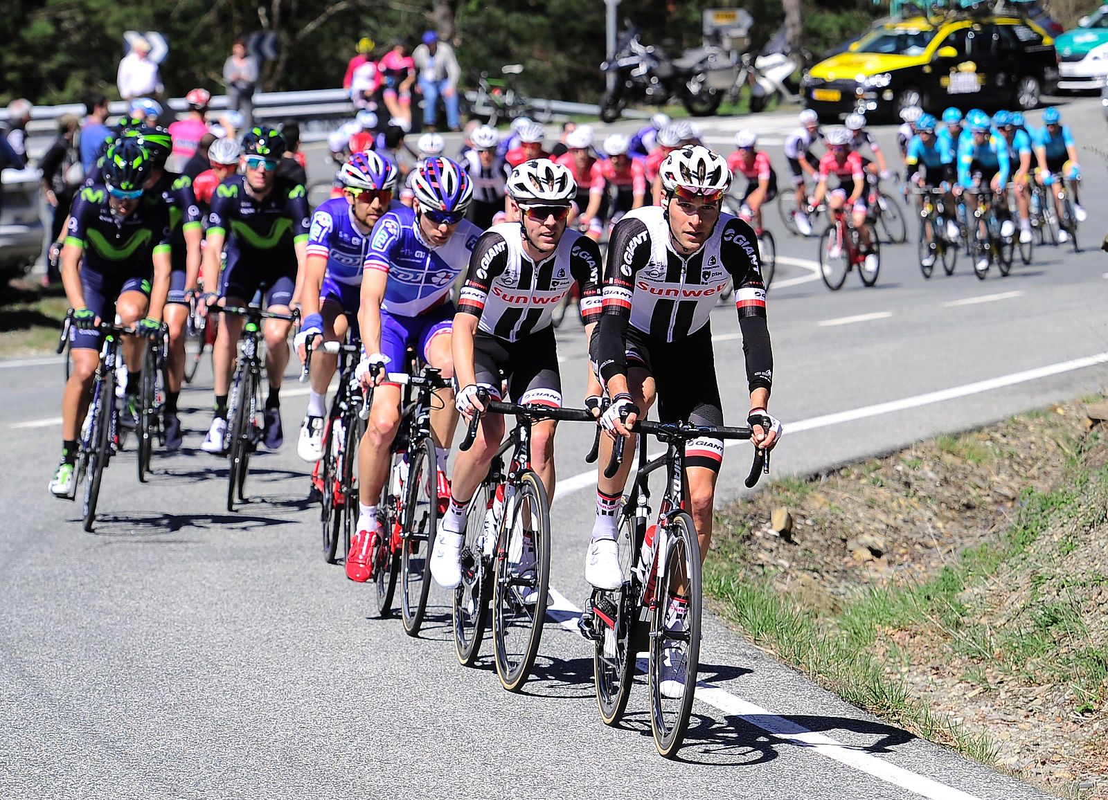 Los corredores del Sunweb controlan la carrera durante la etapa 1.