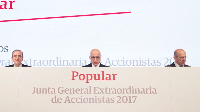 El todavía consejero delegado del Popular, Pedro Larena, a la derecha de la imagen