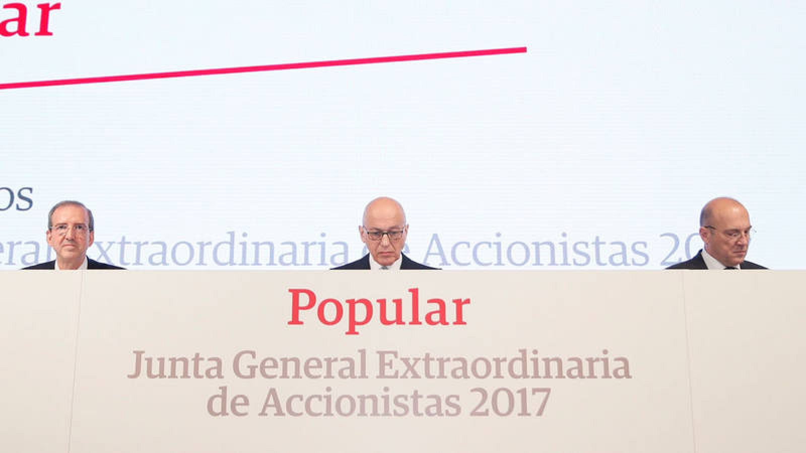 El todavía consejero delegado del Popular, Pedro Larena, a la derecha de la imagen