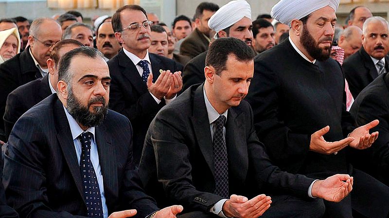 El presidente sirio, Bachar al Asad, reza en la mezquita de al-Rawda en Idleb, norte de Siria, en una imagen de archivo.