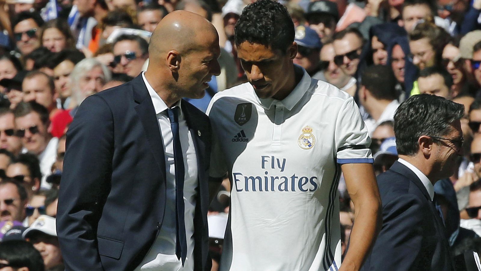 Varane se retira lesionado en el pasado encuentro contra el Alavés