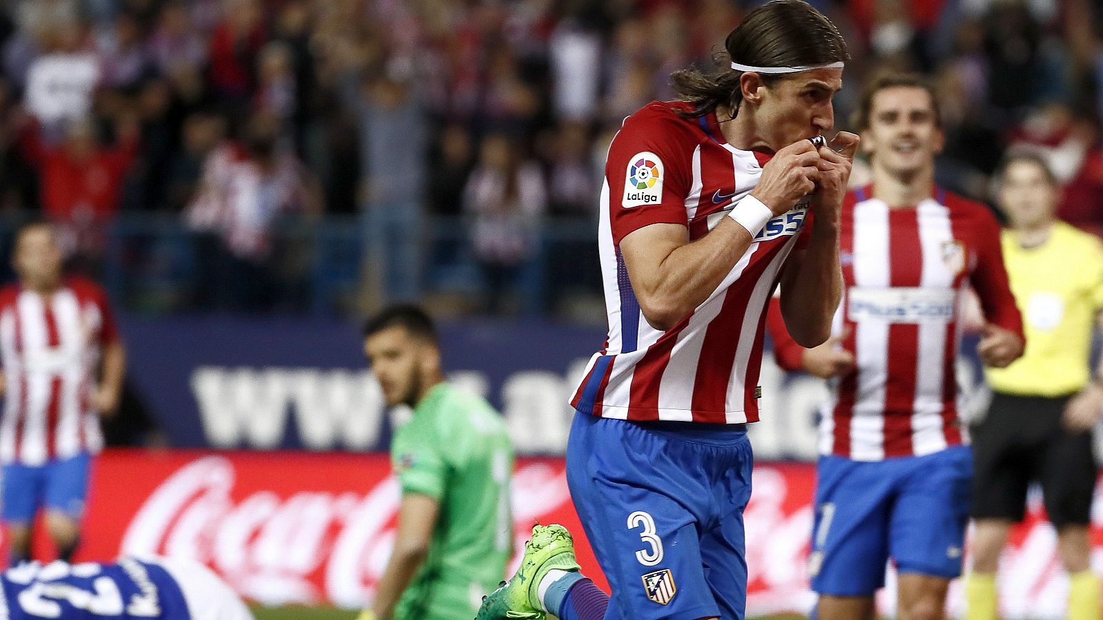 Filipe Luis celebra su gol, el 1-0 para el Atlético ante la Real