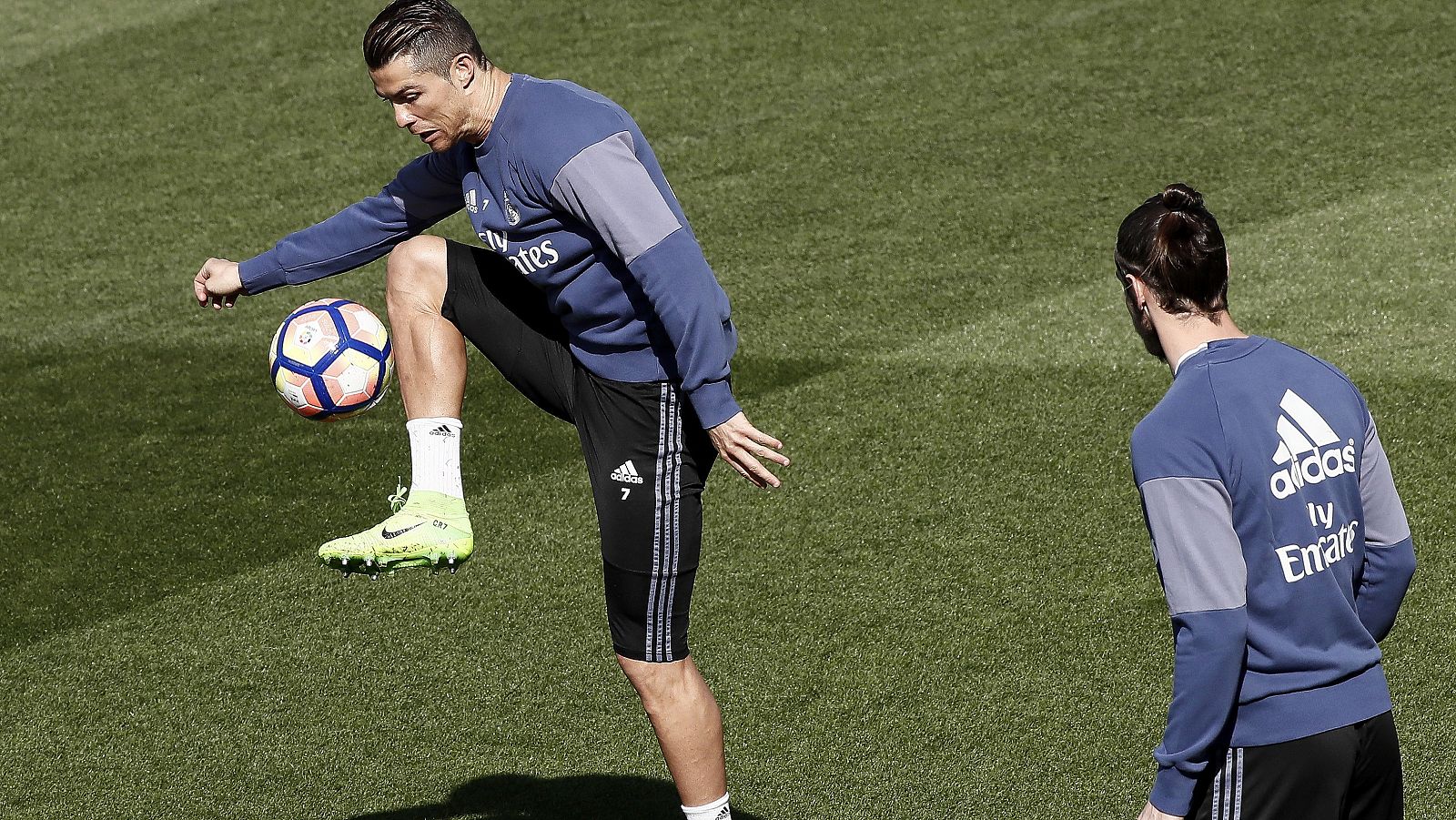 Cristiano Ronaldo y Bale, en un entrenamiento con el Real Madrid.