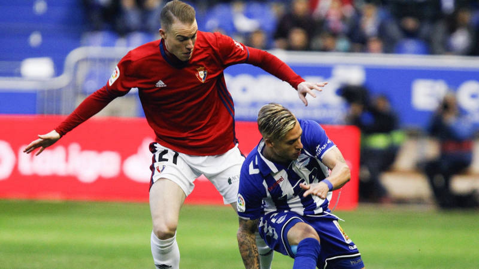 Kiko Femenía, del Alavés, pugna un balón con Carlos Clerc, de Osasuna