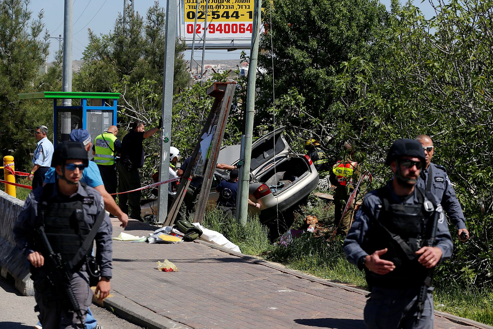 Policías israelíes vigilan el vehículo palestino que ha arrollado a dos judíos en Ofra