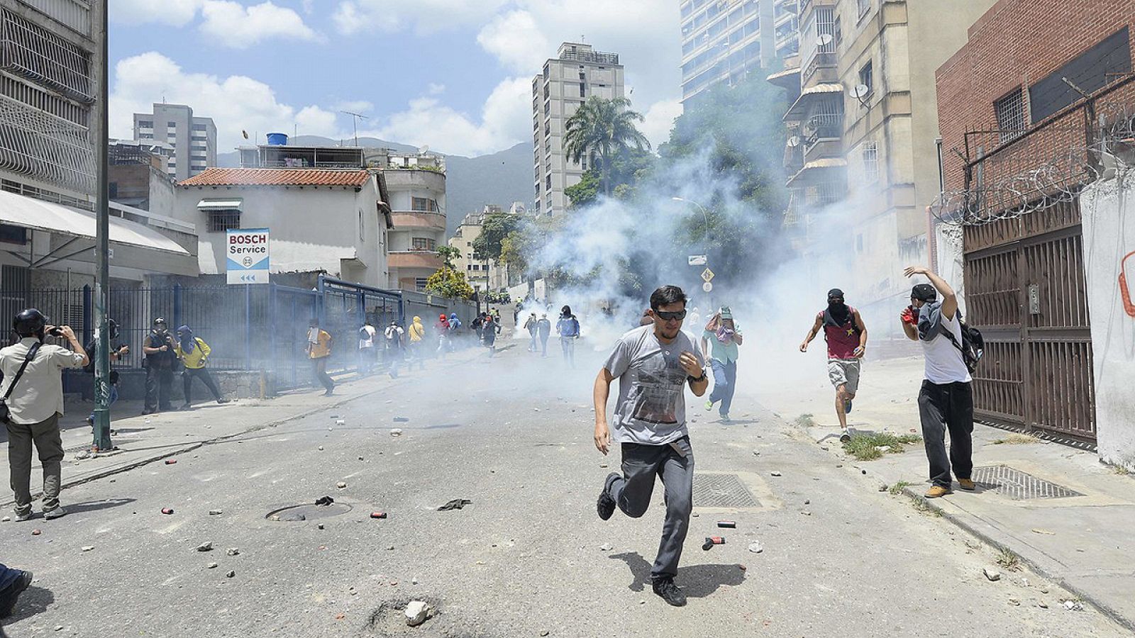 Opositores manifestándose en Caracas, Venezuela