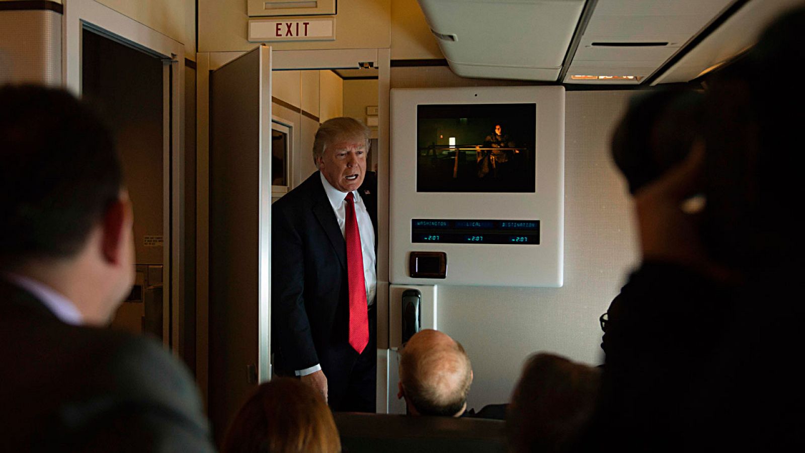 El presidente de Estados Unidos, Donald Trump, habla con los periodistas a bordo del Air Force One