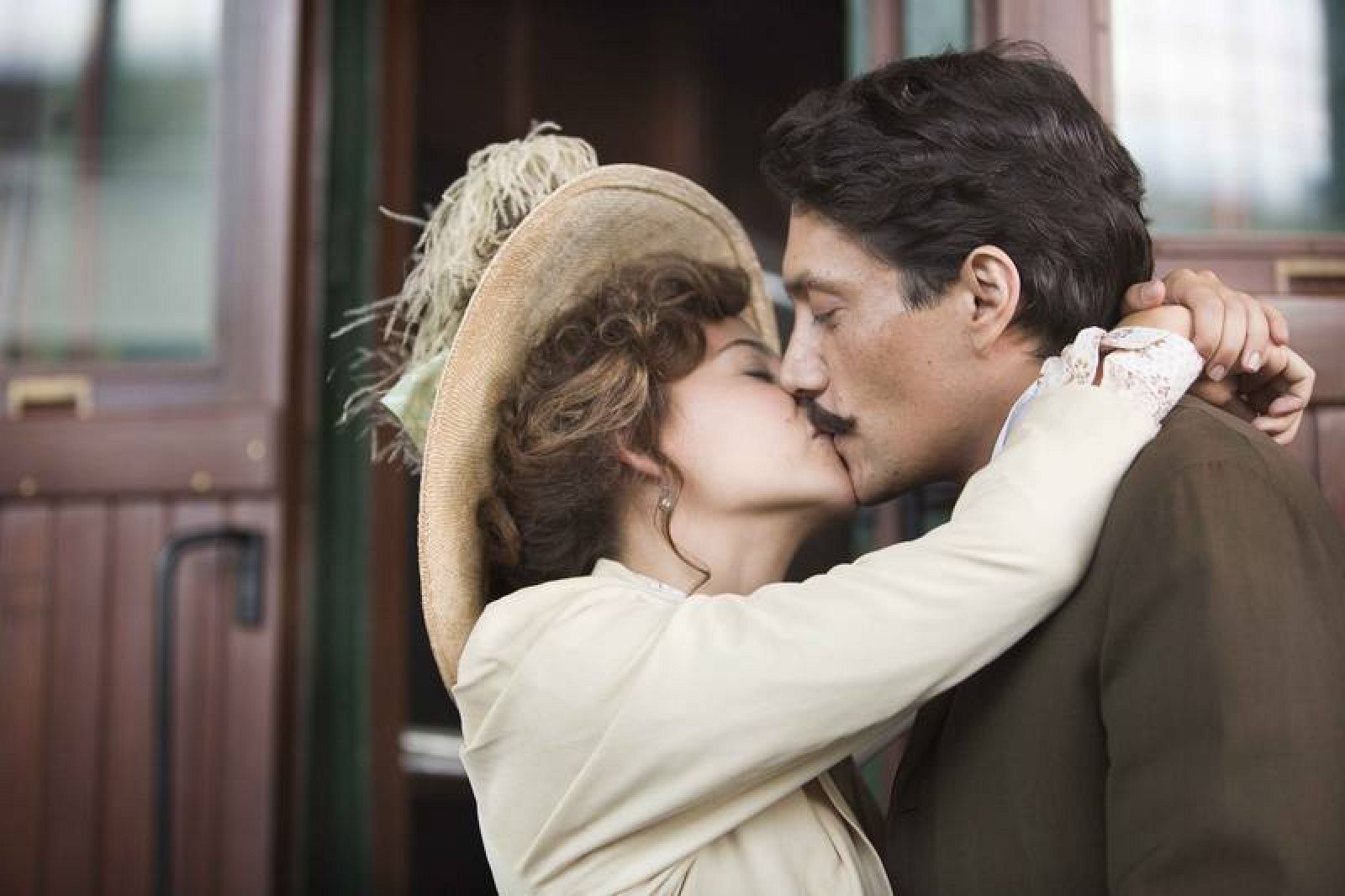 Irene Escolar y Daniel Holguín protagonizan la historia del gran amor del escritor nicaragüense Rubén Darío