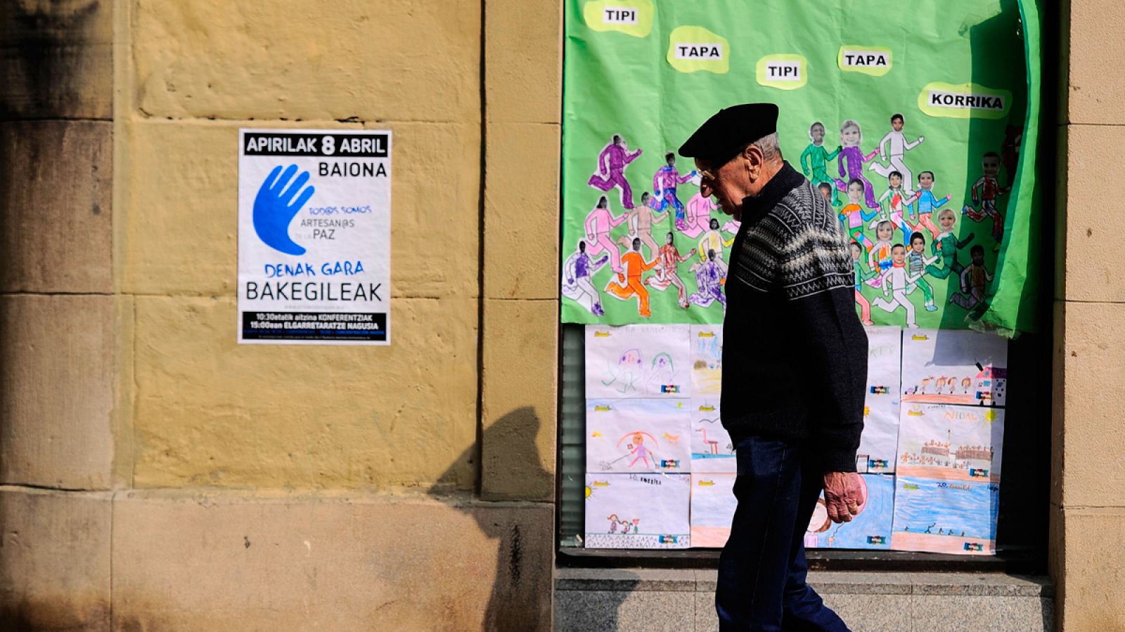 Un hombre pasa delante de un cartel que se refiere a la entrega de armas anunciada por ETA para el 8 de abril.