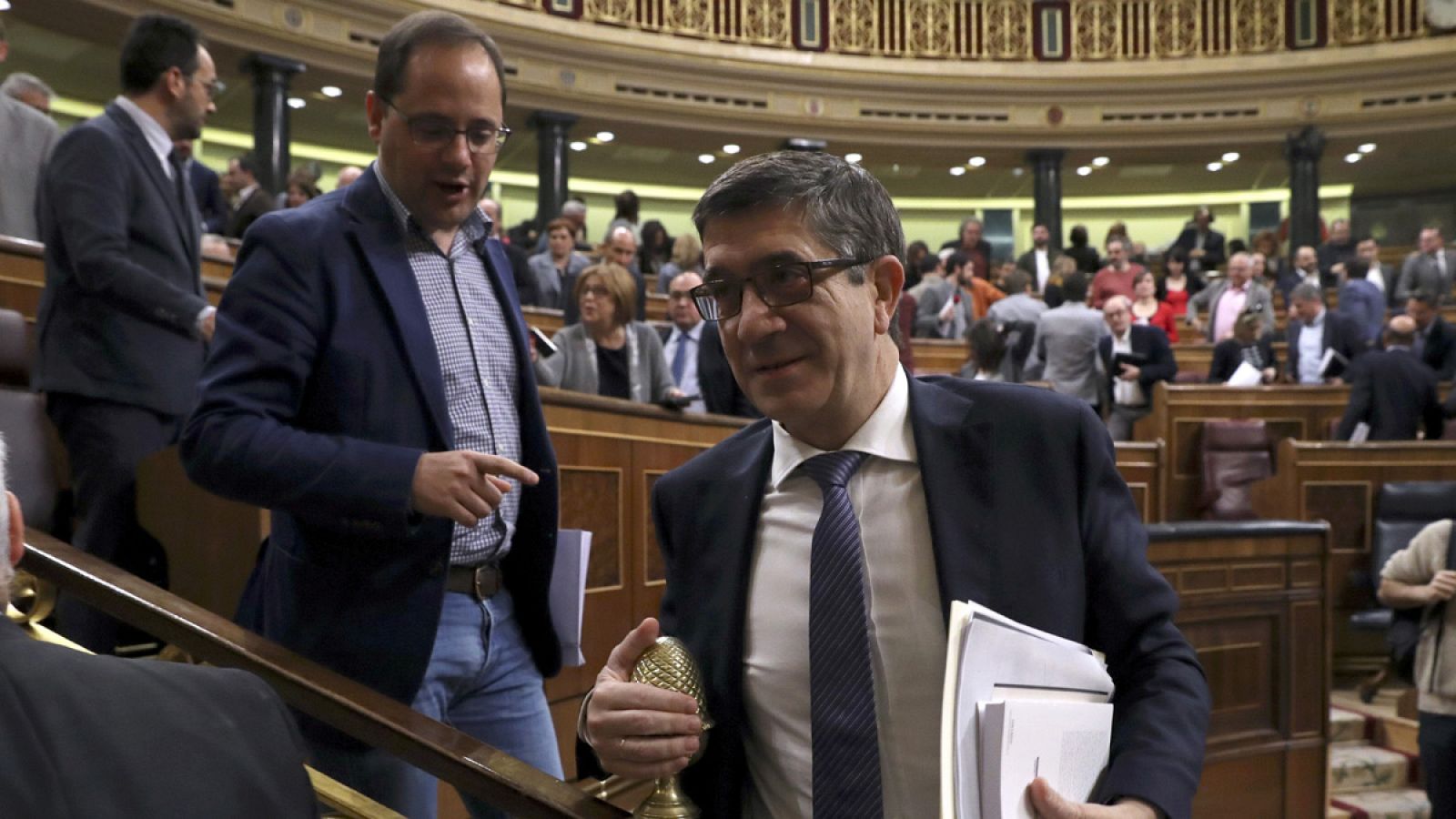 Los diputados socialistas Patxi López y César Luena en el Congreso de los Diputados