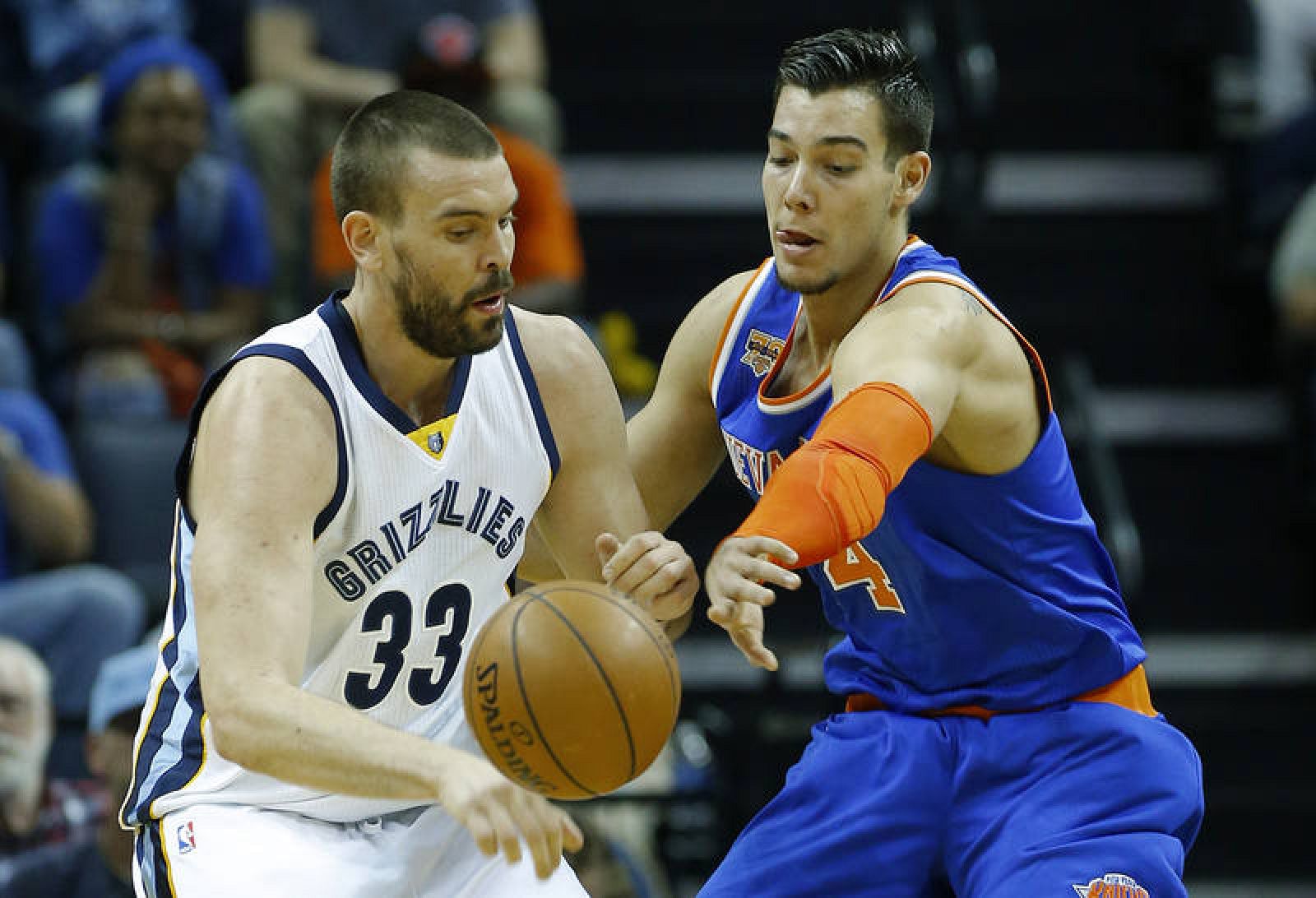 Marc Gasol  (i) ante Willy Hernangómez