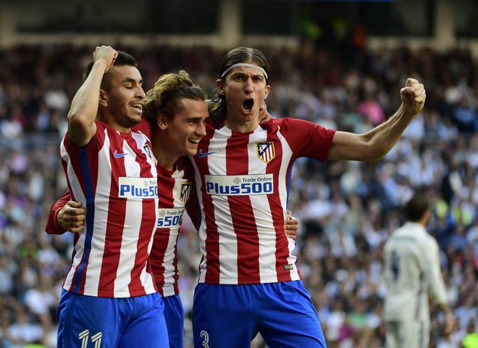Filipe y Correa felicitan a Griezmann por el gol del empate.