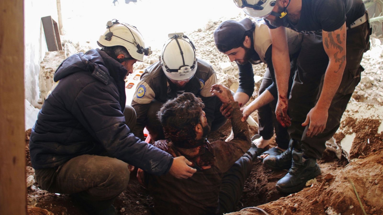 Los Cascos Blancos ayudan a una víctima del bombardeo de este viernes en la provincia de Idleb.