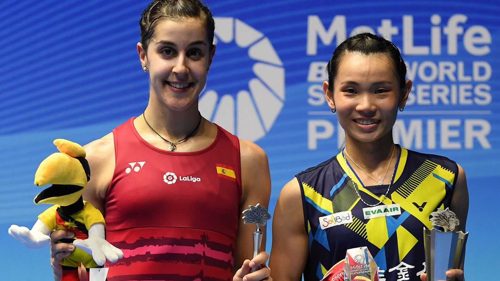 Marín (i) posa junto a Tai tras la final del Abierto de Malasia de bádminton