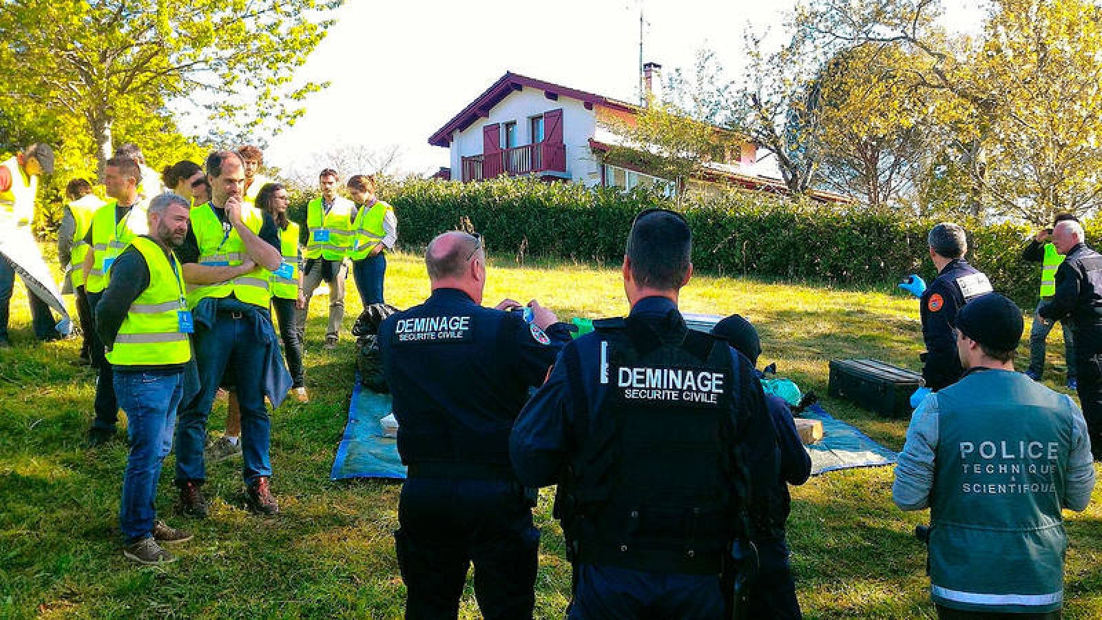 La Policía gala en uno de los zulos señalado por ETA