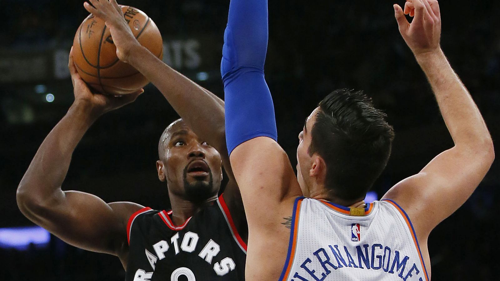 Serge Ibaka (izquierda), de los Toronto Raptors, en acción frente a Willy Hernangómez, de los Knicks