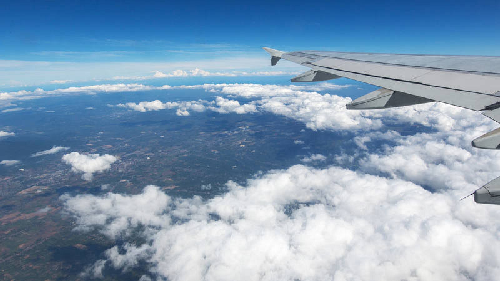 Factores como la presión atmosférica, los frentes de aire frío o caliente, las tormentas o las montañas provocan las turbulencias.
