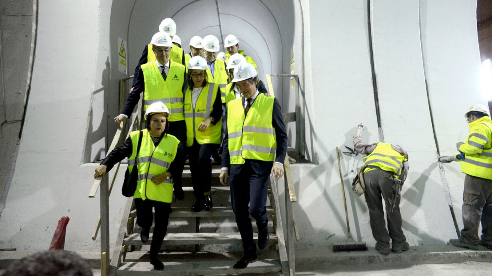 El ministro de Fomento, Íñigo de la Serna, durante la visita a las obras de construcción de la plataforma de la Línea de Alta Velocidad Madrid-Galicia