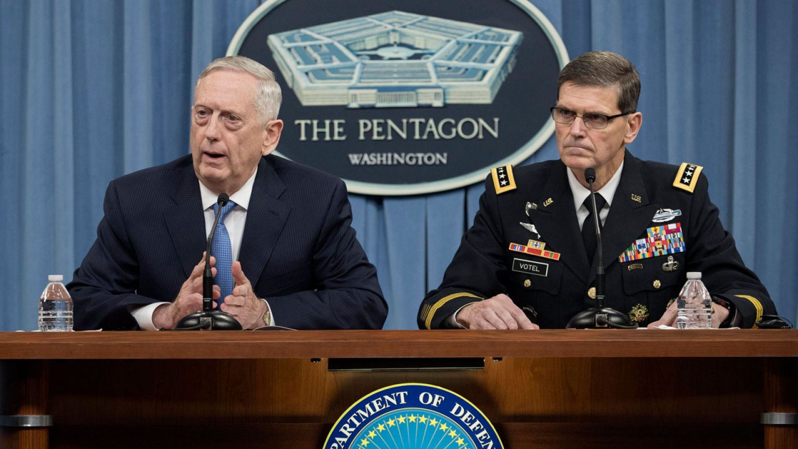 El secretario de Defensa de EE.UU., James Mattis (i), y el comandante del Comando Central, el general Joseph Votel (d)