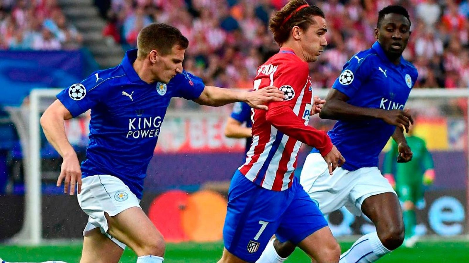 Un momento del Atlético - Leicester, con Griezmann en primer plano