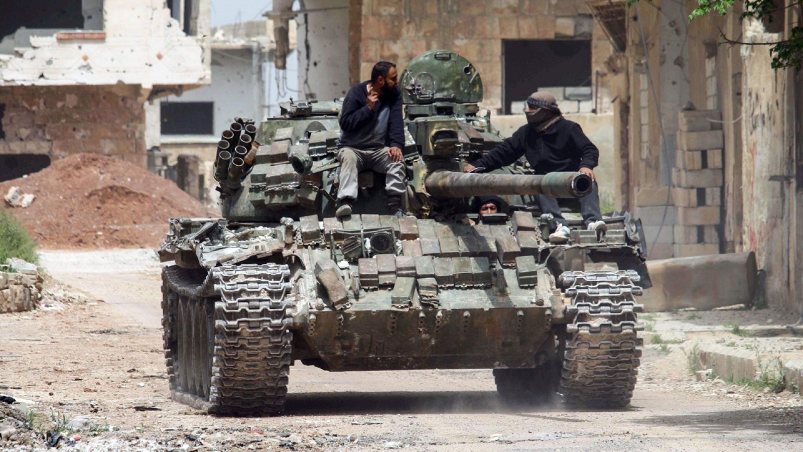 Rebeldes sirios sobre un tanque en Deraa, al sur de Siria, zona controlada por la oposición