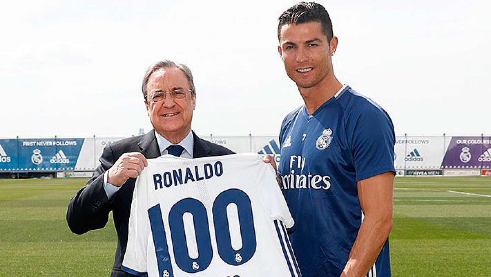 Cristiano Ronaldo posa con Florentino Pérez