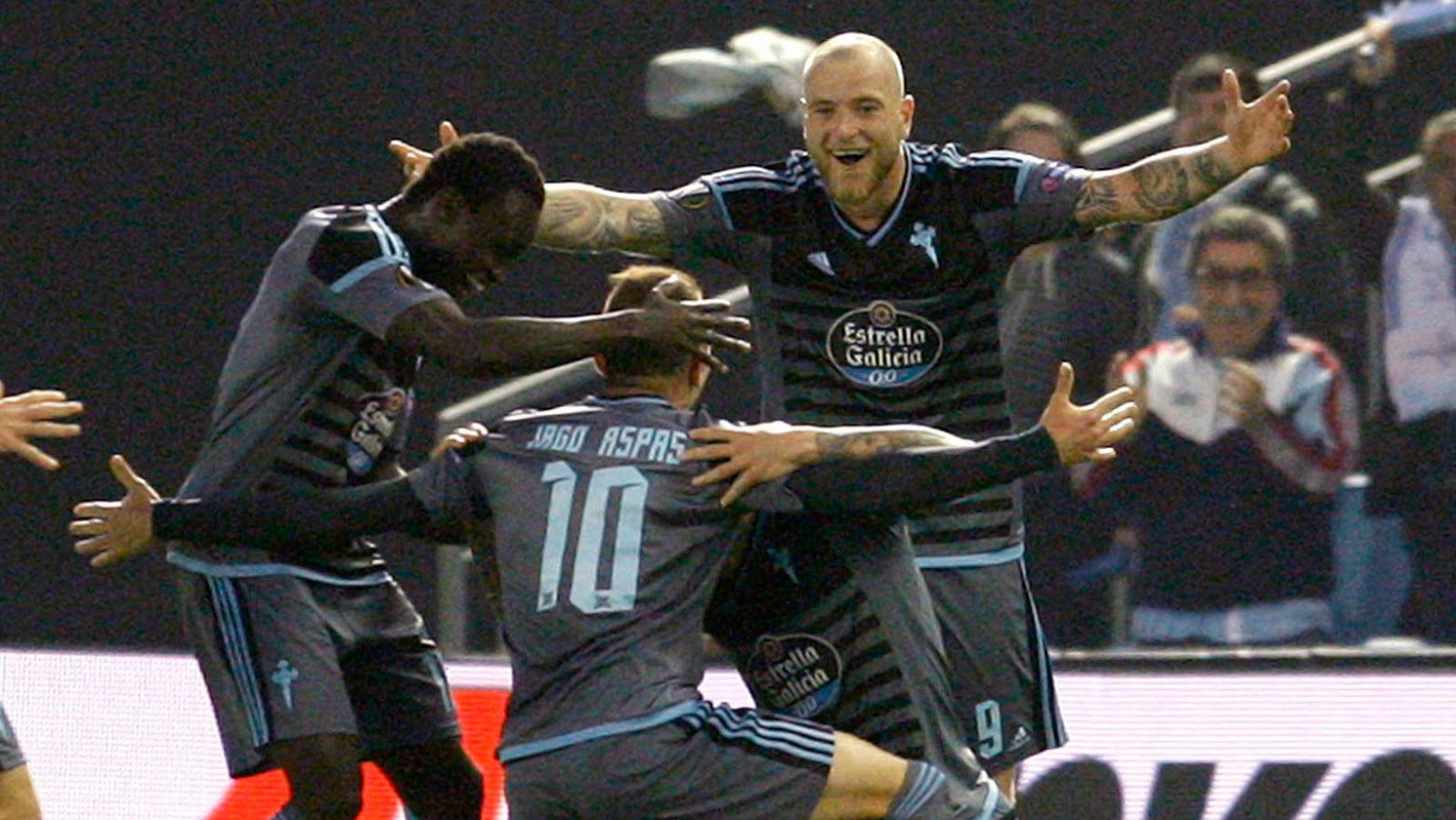 Iago Aspas celebra su gol al Genk