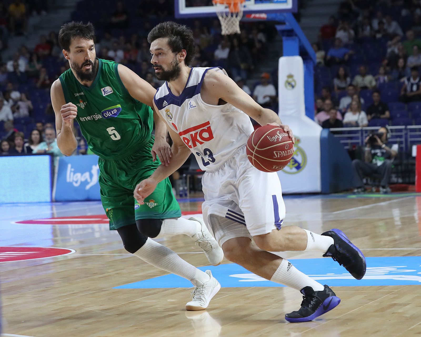 Sergio Llull con el balón ante la defensa de Alfonso Sánchez.