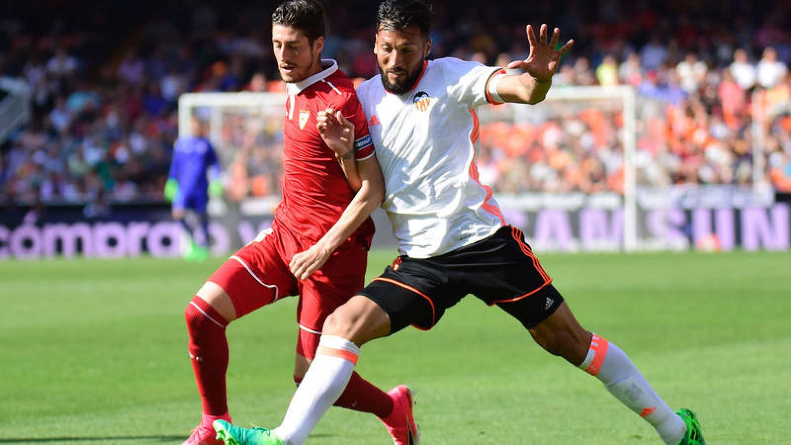 Escudero y Garay, en un lance del Valencia-Sevilla.