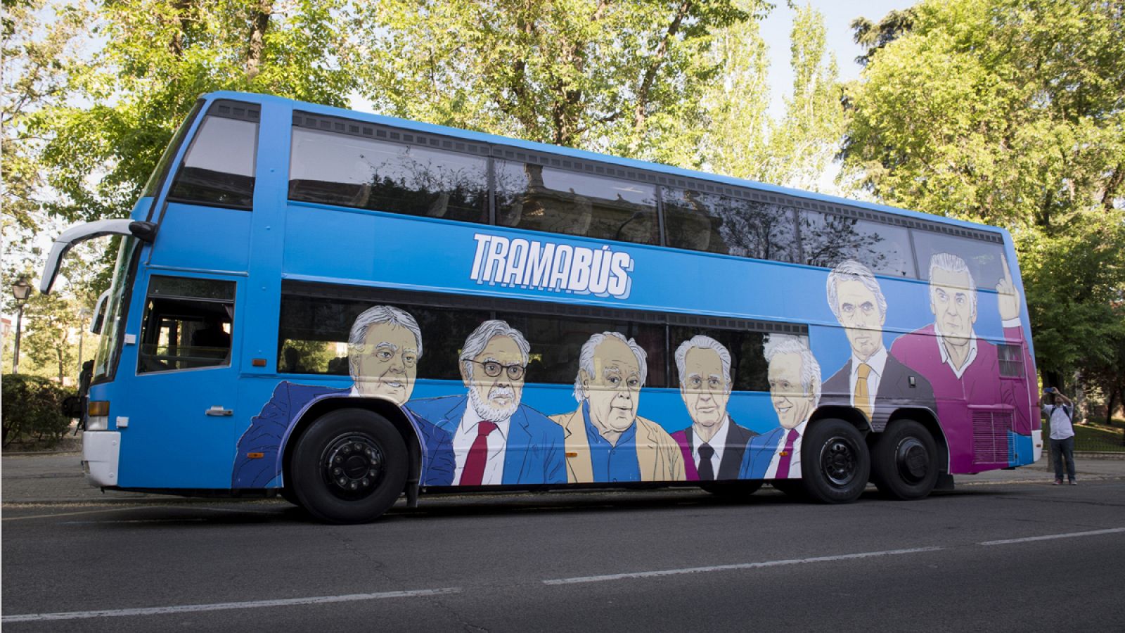 Podemos pone a circular el 'tramabús', un autobús decorado con las caras de "la trama"