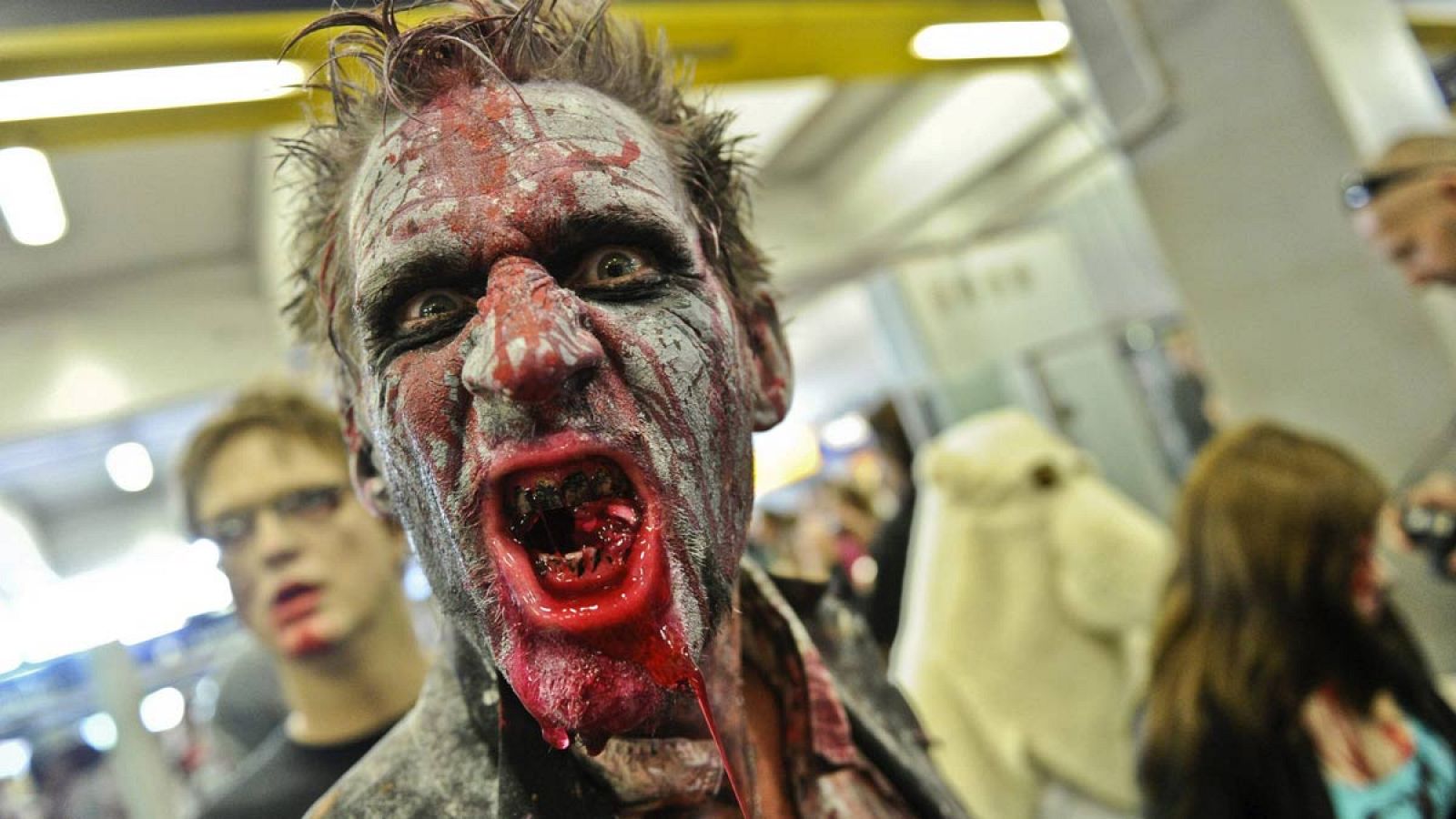 Joven disfrazado de zombi