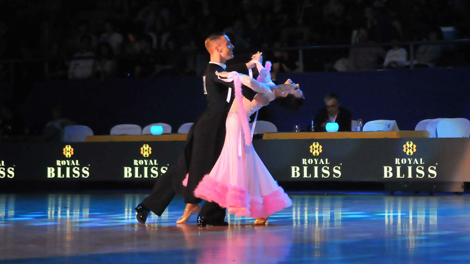 Una pareja baila durante el XI D.O World Dancesport disputado en Cambrils (Tarragona)