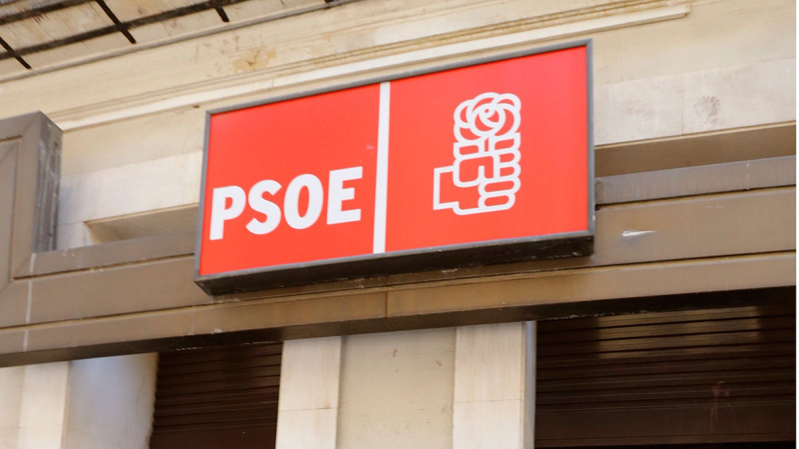 Logotipo del PSOE en la sede del partido en la calle Ferraz de Madrid