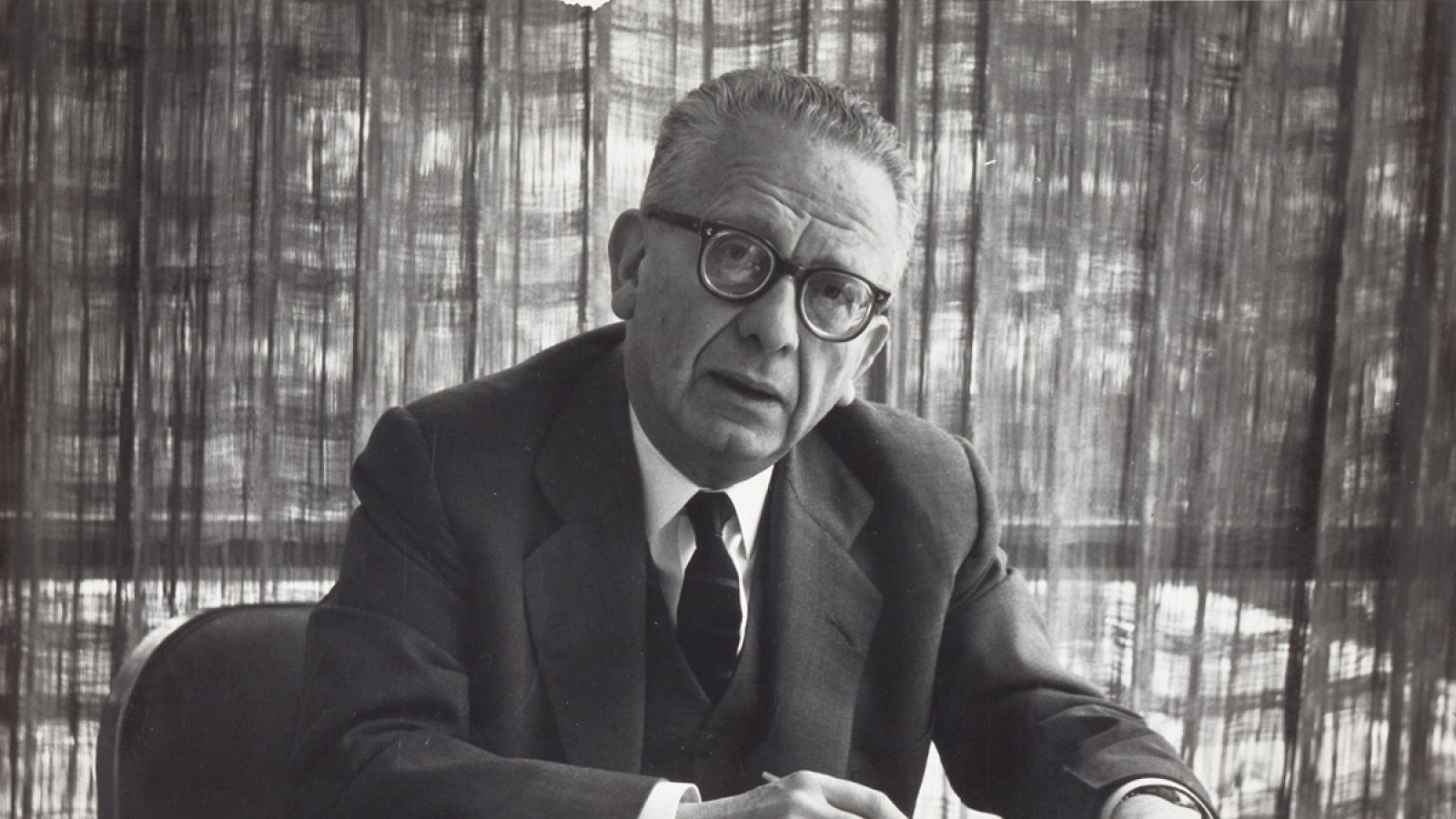 Retrato de Max Aub en su despacho de Radio UNAM. México, 1962. (Foto: Ricardo Salazar. Fundación Max Aub)