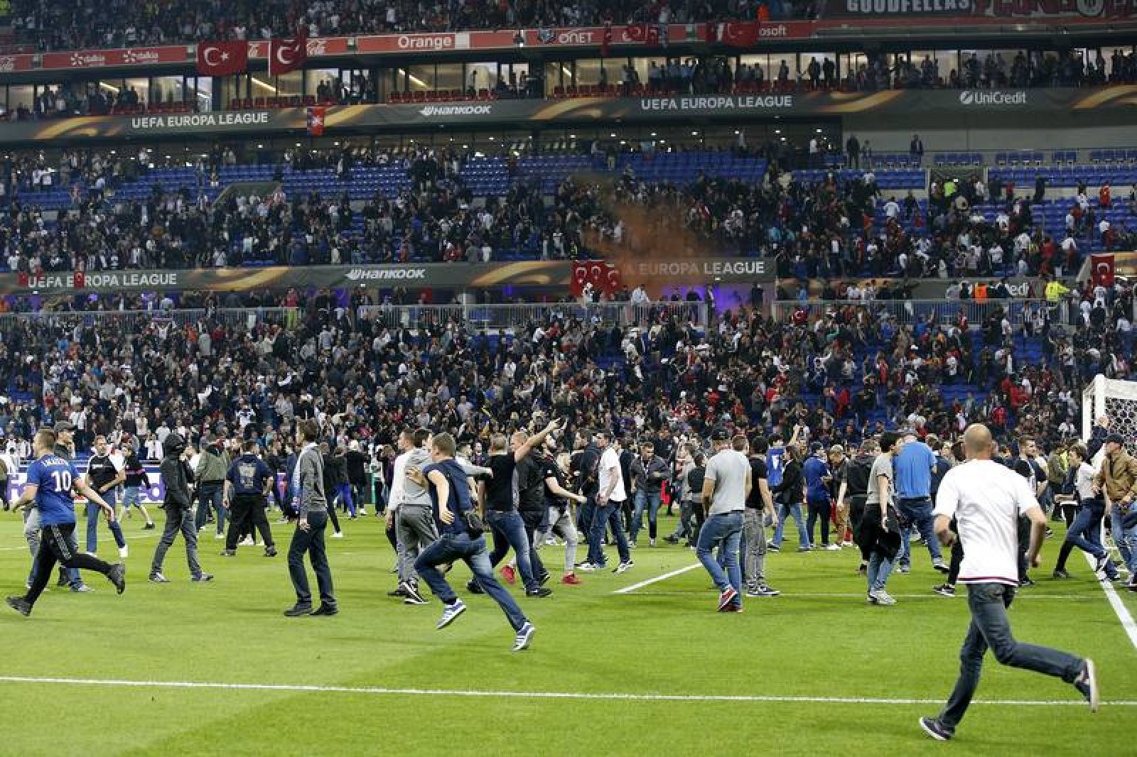 Los aficionados invadieron el campo de juego antes del partido de la Liga de Europa.