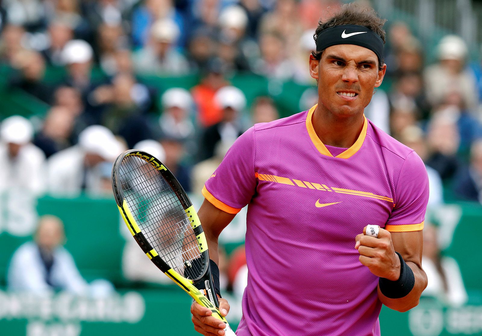 Rafa Nadal celebra un punto en la tierra batida de Montecarlo.