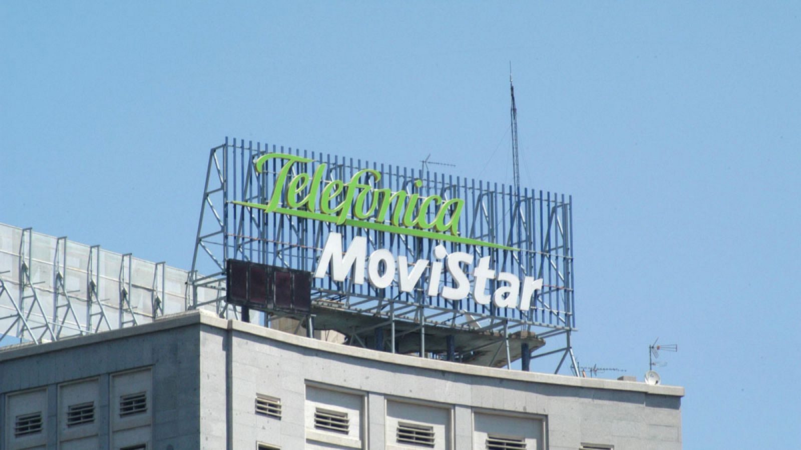 Imagen de archivo de un cartel luminoso publicitario del Telefónica Movistar, colocado en lo alto de un edificio en el Paseo de la Castellana de Madrid.