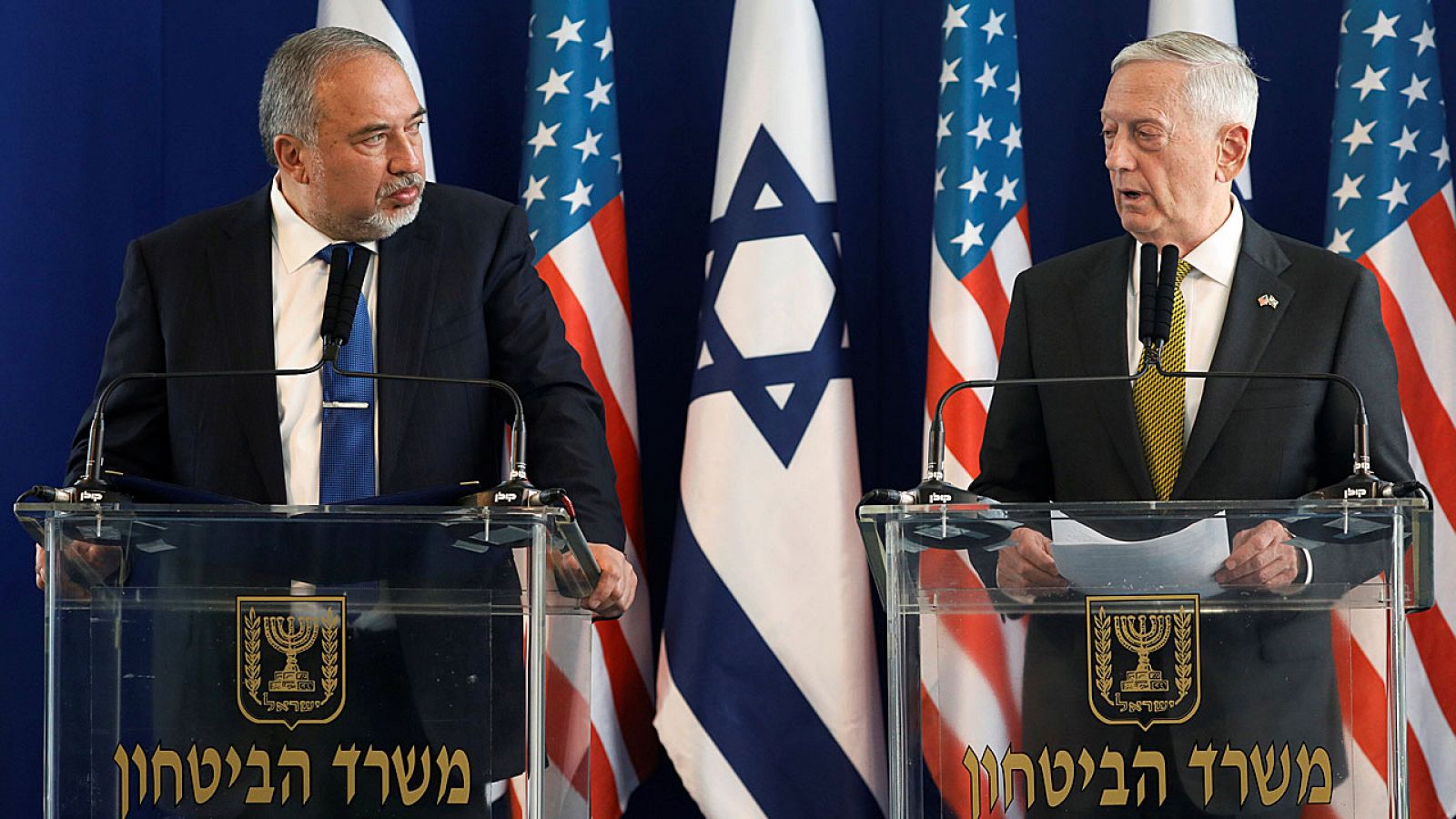 El ministro de Defensa israeli, Avigdor Lieberman, comparece junto a su homólogo estadounidense, James Mattis, este viernes en Tel Aviv.