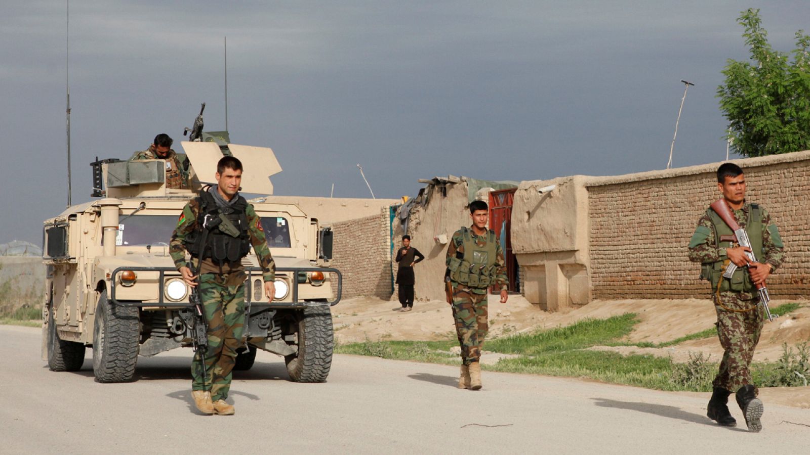 Tropas del Ejercito Nacional Afgano acuden al lugar del ataque en Mazar-i-Sharif, Afganistán