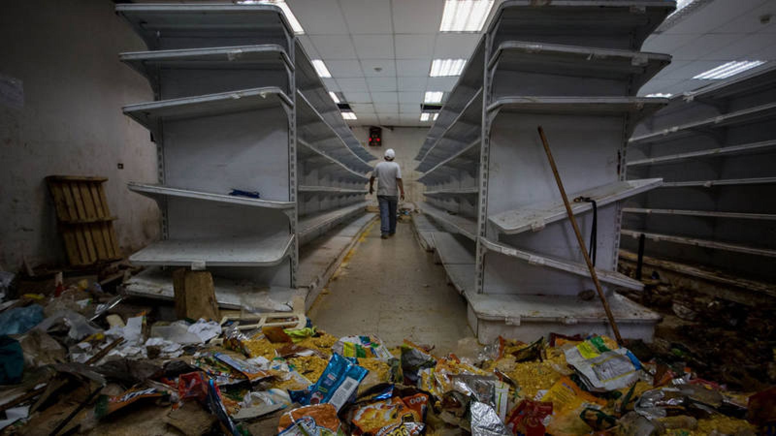 Vista general de una tienda de abasto saqueada en Caracas (Venezuela).  
