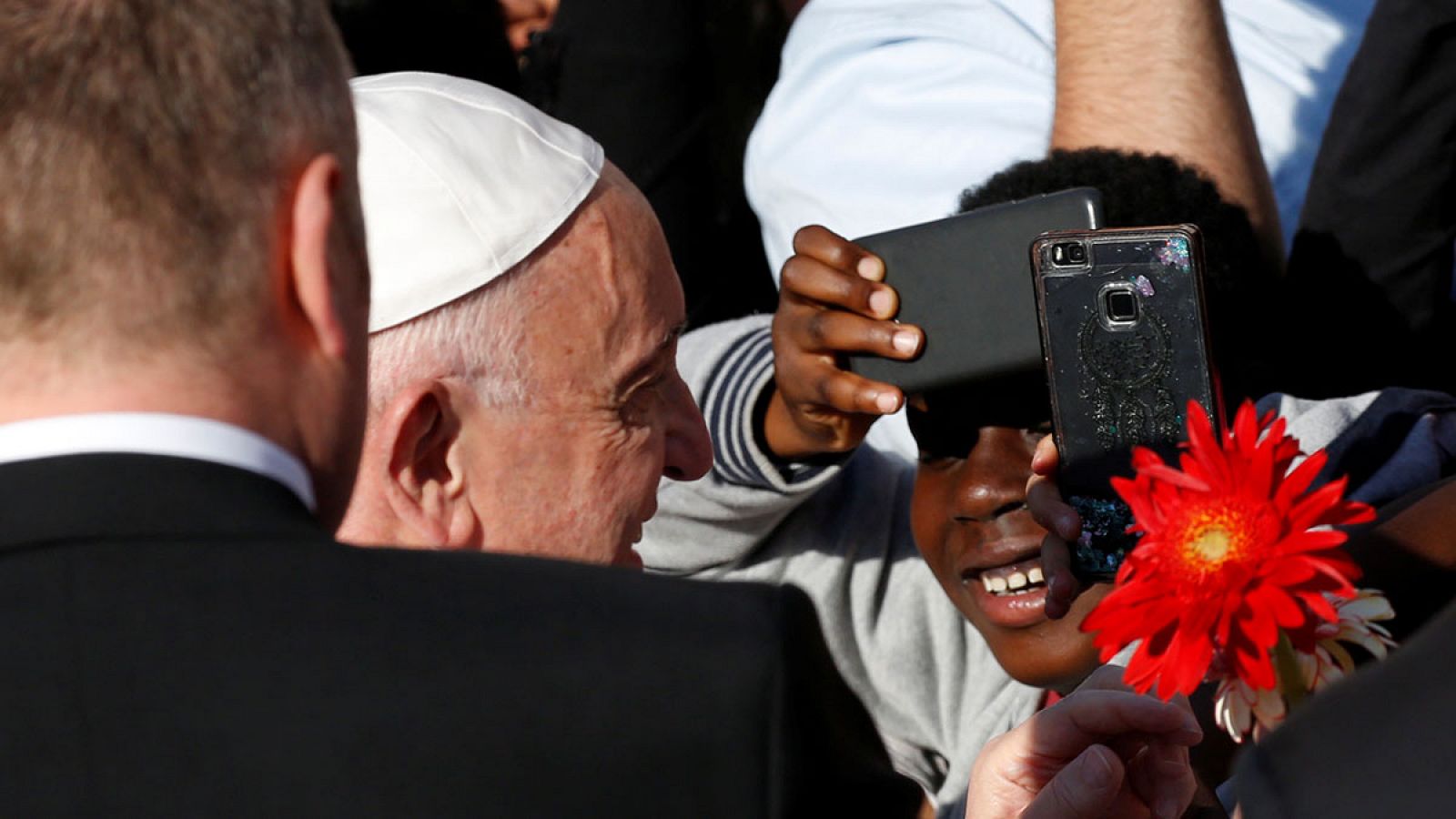 El Papa Francisco  a su llegada el sábado 22 de abril de 2017 a la basílica romana de San Bartolomé.