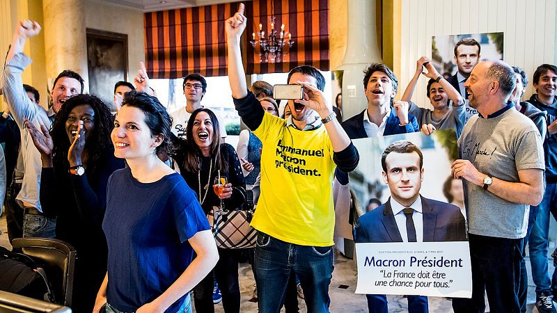 Votantes de Macron en Suiza celebran la victori del candidato de ¡En Marcha!
