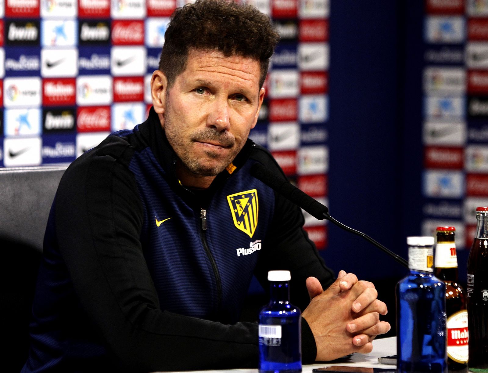 Imagen del entrenador del Atlético de Madrid, el argentino Diego Simeone, durante la rueda de prensa ofrecida esta tarde en el estadio Vicente Calderón.