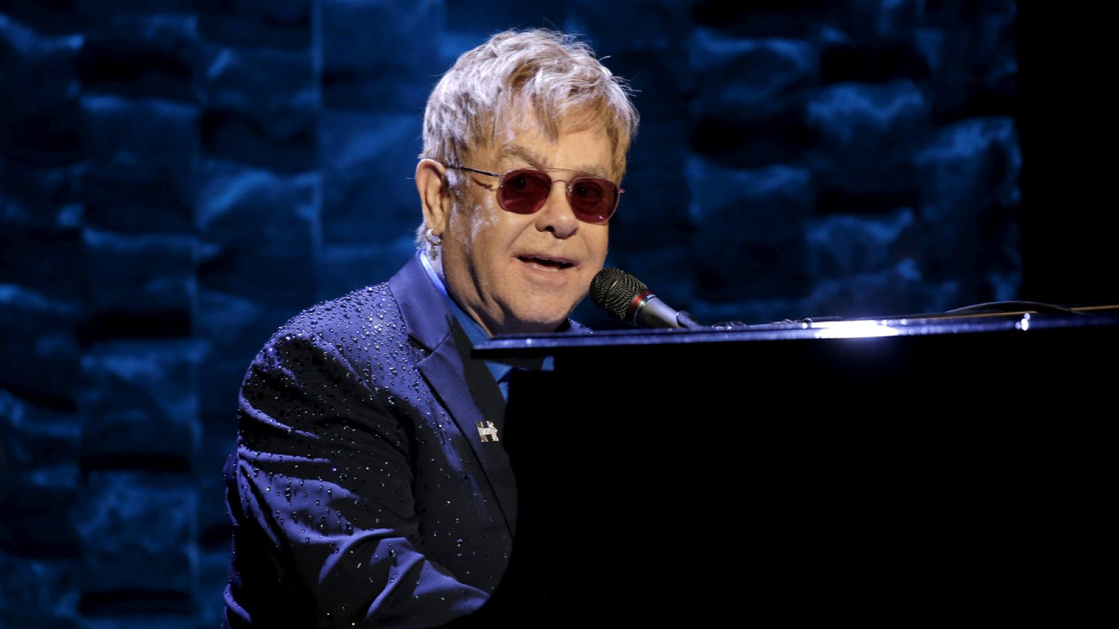 FILE PHOTO: Singer Elton John performs at the Hillary Victory Fund "I'm With Her" benefit concert for U.S. Democratic presidential candidate Hillary Clinton at Radio City Music Hall in New York