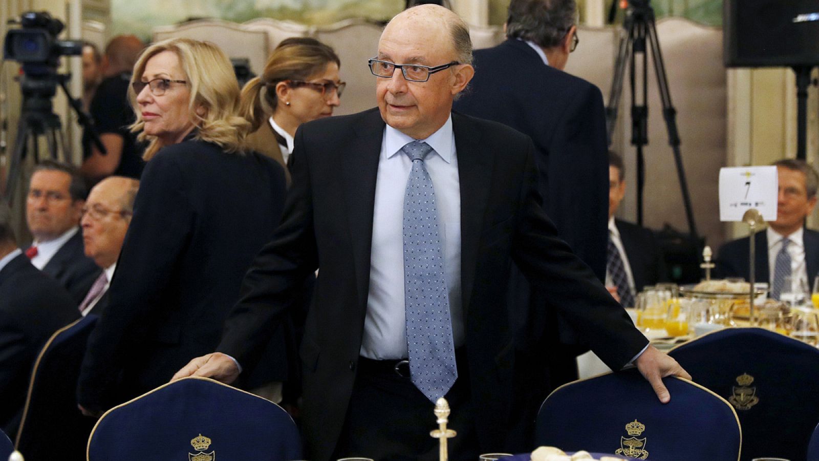 El ministro de Hacienda, Cristóbal Montoro, entre los asistentes a la conferencia organizada por Forum Europa en Madrid