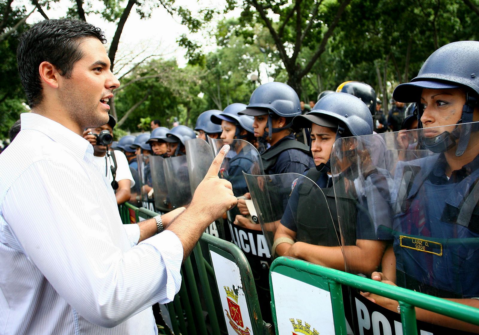 Yon Goicoechea, líder estudiantil de la Universidad Católica Andrés Bello, protesta frente a miembros de la Policía Metropolitana (PM), en una imagen de archivo del 14 de junio de 2007.