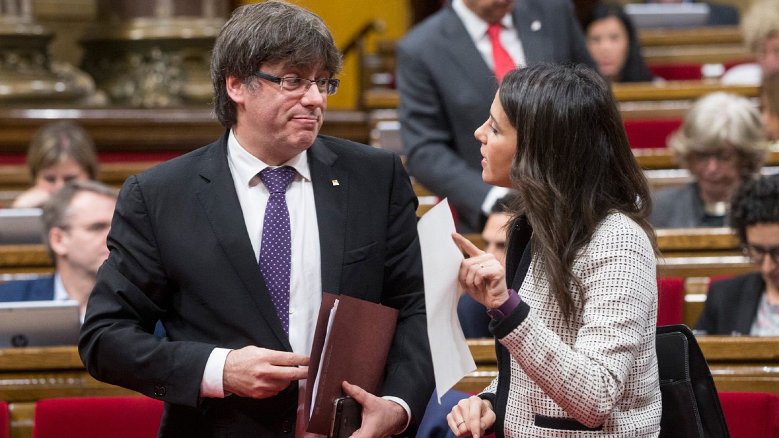 El presidente de la Generalitat de Cataluña, Carles Puigdemont, habla con la líder de la oposición, Inés Arrimadas