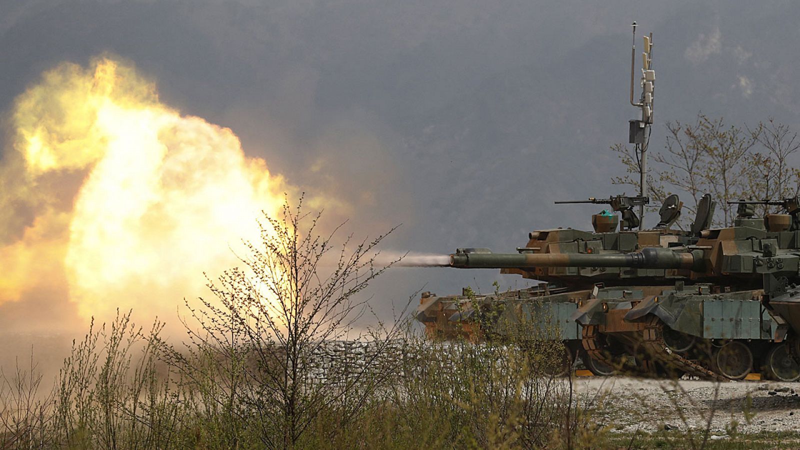 Un tanque K-2 surcoreano participa en unos ejercicios de fuego real con EE.UU. de respuesta a un eventual ataque desde Corea del Norte, en el campo de tiro de Sungjin, en Phocheon-gun.