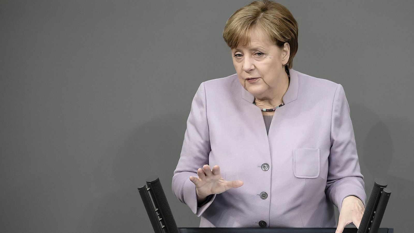 La canciller alemana, Angela Merkel, hace una declaración ante el Parlamento en Berlín
